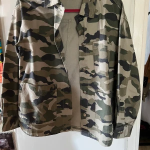 Camoflage jeansjacka  - 💚Camoflage jeansjacka från H&M, original 200kr. Passar bra till våren och sommaren. Aldrig andvänd, kvinnlig EUR S. Skriv om ni undrar något och vi inte riktigt vad frakten blir.💚