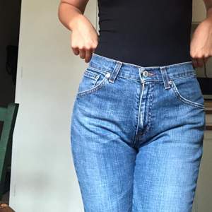 Levis jeans köpta secondhand för några år sedan. Super snygga och sköna i en aning urtvättad färg. Välanvända men i topptopptopp skick! Lite loose passform på mig som är 26/27. Midwaist och bootcut, dröm jeansen! 😘