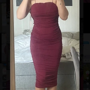 Oh polly klänning  - Säljer en vinröd oh polly klänning som ej passar mig. ( är vanligtvis en M)  Storlek UK 8