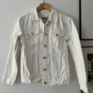 Vit jeansjacka  - Vit jeansjacka från weekday 🤍 storlek XS. Har en liten ljusgul fläck vid ena axeln (se där jag pekar på bild 3)