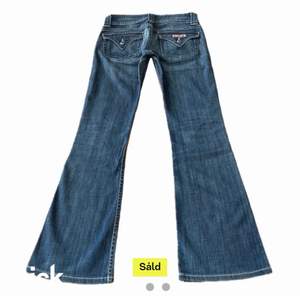 Lågmidjade snygga jeans köpta på Plick! Märket är hudson och midjemått:76 innerbenslängd:71💋 skriv privat för frågor!❤️