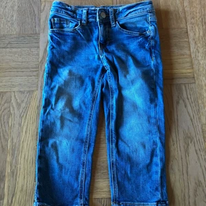 Trekvartsjeans - Långa trekvartsjeans i stl 128. I en fin blå förg. 