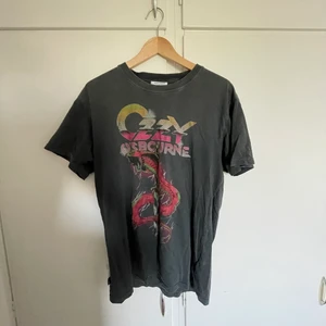 Ozzy Osbourn t-shirt  - T-shirt med tryck, oversize fit. Passar XS-M! Nypris 399 på carlings. Köpren står för frakt 