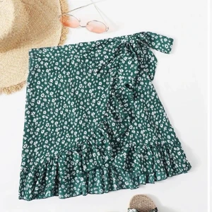 Kjol - jättegullig mörkgrön kjol från shein i storlek xs💓 mycket bra skick! 40kr+frakt