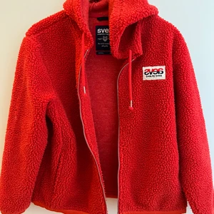 Tröja i polyester från Svea - Varm tröja från Svea. Stor i storleken, mer som en M,L.