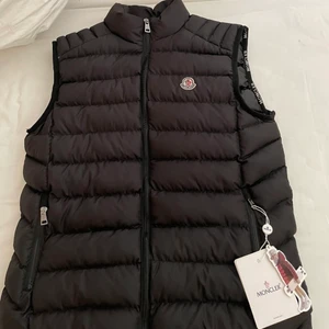 Moncler väst - Oanvänd moncler väst säljes pga köpte fel stl 