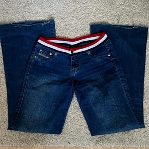 Low waisted jeans - As snygga jenas med mindre fickor. De sitter fint över skorna. ”Slitna” längst ner