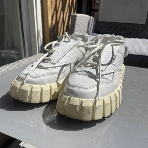 Eytys  - Säljer mina så gott som oanvända eytys pga för liten storlek. Nypris 2200:-.   Snygg och ovanlig modell från Eytys som man ej ser så ofta. 