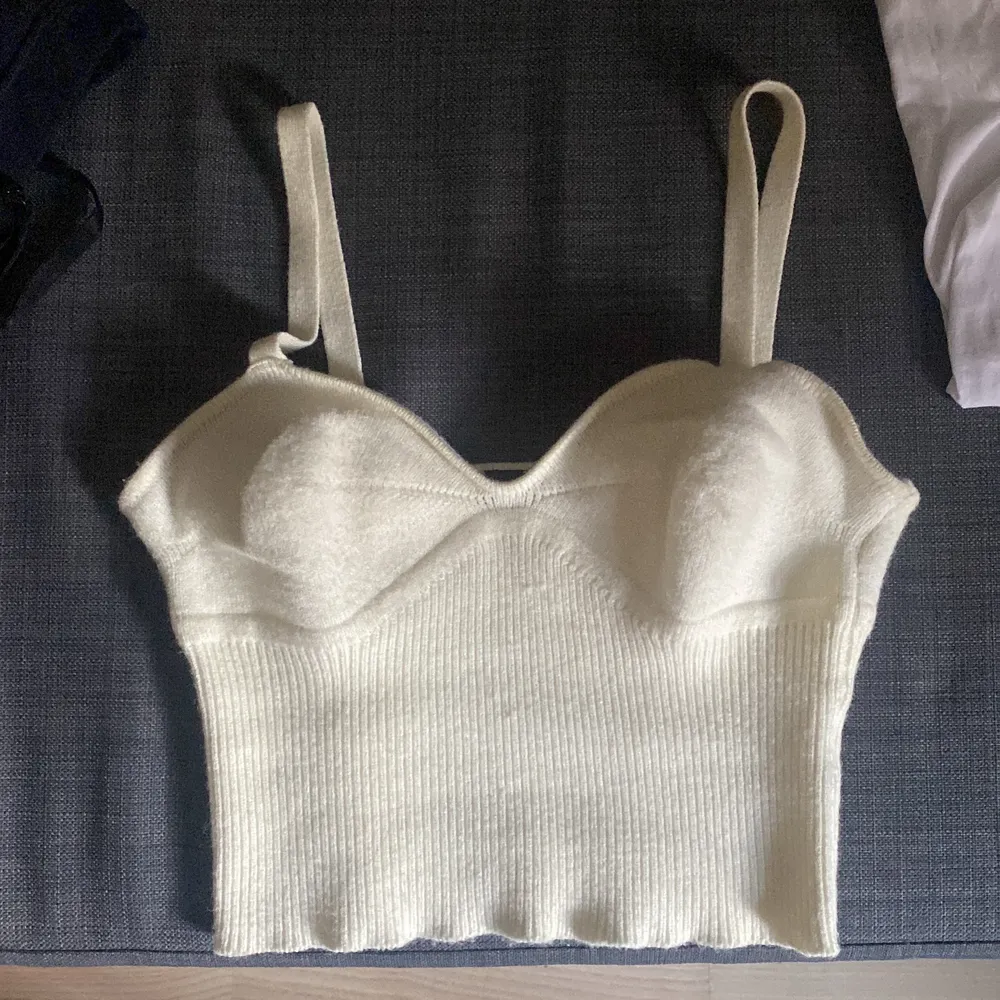 Super söt sommar linne i stickat material.🥰❗️KLIAR INTE / STICKS❗️Använd 1 gång ( Sälje pga att jag inte får användning av den) storlek S💕. Stickat.