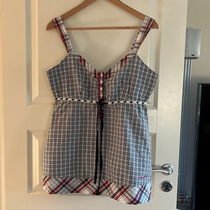 Linne från Bondelid - Sommarlinne från Bondelid, axelband går att knäppa i tre olika lägen, dragsko under byst, bomull  Köpare står för frakt