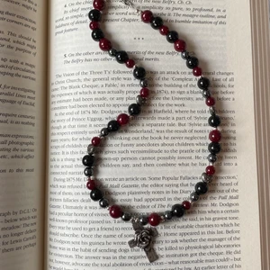 Svart halsband ✝️ - Handgjorts halsband med svarta, röda och gråa pärlor samt ett silvrigt kors ✝️🥀🐇!GRATIS FRAKT!