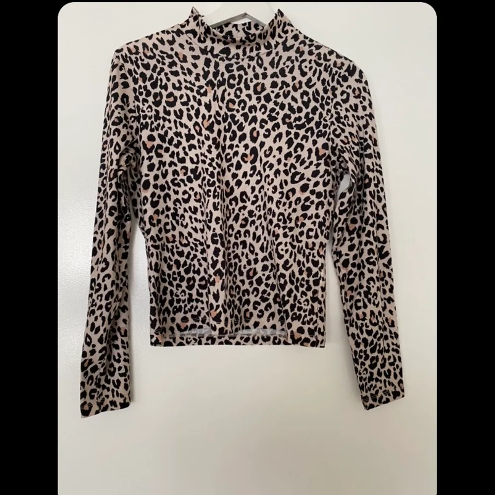 Leopard tröja från bikbok och har använt fåtal gånger men som ny.. Tröjor & Koftor.