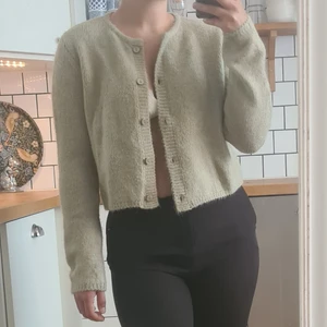 Finstickad kofta - Som ny. Säljer denna då den inte kommer till användning.