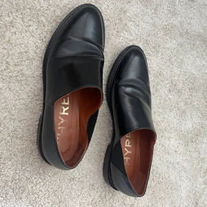 Whyred skinnloafer  - Säljer mina Whyred skinnloafers. Använda ett fåtal gånger, i mycket bra skick förutom att skinnet fått lite ränder (se bild). Storlek 39 men passar mig som har storlek 38. 