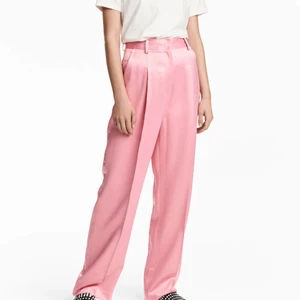 H&M rosa satinbyxor - Säljer mina rosa satinbyxor som jag köpte för 3 år sedan. Har bara hunnit använda de vid några få tillfällen. Storlek 36.