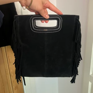 Maje väska - Maje väska i stolek M kommer med band, dustbag och kvitto. Väskan är i bra skick köptes på nk för mindre än ett år sen för 2500kr 