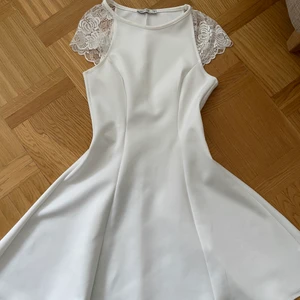 Vit klänning - Super bekväm strömlinjeformad klänning som slutar strax ovanför knäna. 