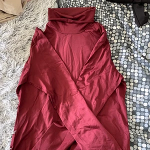 Polotröja  - Polotröja i rubinröd, står L men passar mer som en M  Obs : kolla min sida, fler plagg = jag kan räkna ihop det billigare🥰❤️