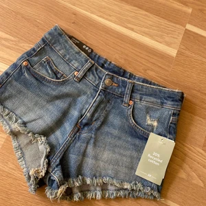 Low waist shorts - Säljer dessa då de inte är min stil, endast provade och i storlek 34. Köparen står för frakten 🥰