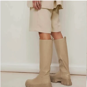 Boots från NA-KD - Supersnygga boots från NA-KD. Aldrig använda, finns kvar i förpackning. Strl 38. Nypris 699:-