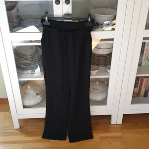 Kostymbyxor - Cubus (34) - Kostymbyxor i mjukt material med knytning i midjan. 