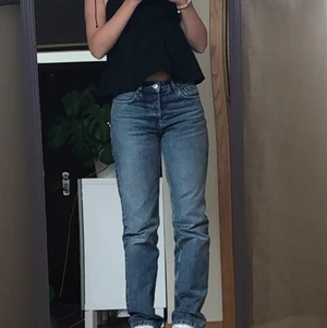 Zara midrise jeans - Säljer mina näst intill oanvända jeans i midblue från zara som köptes förra hösten men är lite förstora och har därför använts Max 10 gånger💓 skriv för mer info