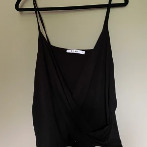 NA-KD linne - Ett jätte fint party linne.  