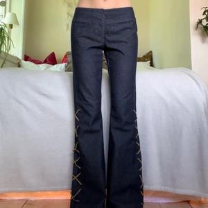 Lågmidjade jeans - Lågmidjade utsvängda mörka jeans med snörning nertill från okänt märke! Stl 38 men är som en XS/S, passar mig som är 173 cm, midjemåttet är 76 cm och innerbenslängden 79 cm! ❤️‍🔥