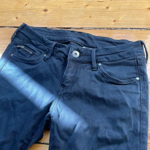Low waist jeans  - Svarta skinny low waist byxor i bra skick 85kr + frakt
