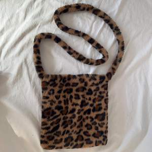 Populär väska i leopardprint! Perfekt att ha med ut på stan nu till sommaren. Matchar till allt!!! Spårbar frakt tillkommer på 51kr. Plagget är i gott defetfritt skick. 