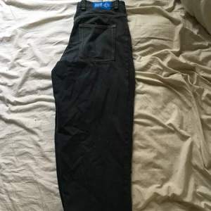 Polar vig boys - Ner trampade i i benet så dem är uppsatta två vikningar! Alltså fixade men förkortade! Passar upp till 180cm!