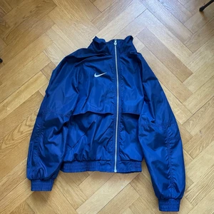 Nike vintage jacket - Säljer denna vintage jacka från Beyrond retro. Den är vintage jacka som är i super bra skick som ny inga hål eller defekter alls. Den är i storlek Xs men passar small.