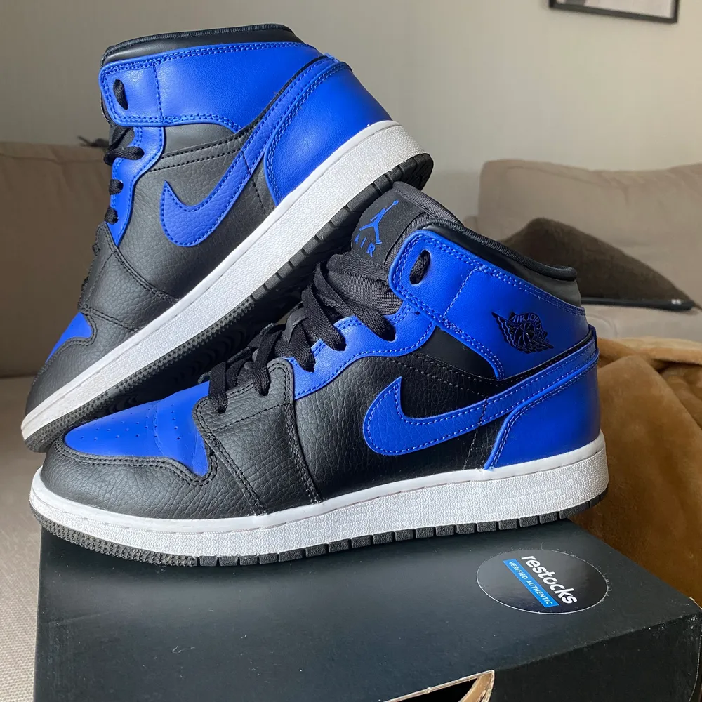 Säljer mina air jordan 1 mids i färgen hyper royal blue. Storlek 40, 25 cm. Skulle även passa en 39. Jättefina men kommer tyvärr ej till användning då jag har andra jordans. Väldigt sparsamt använda och ser i stort sätt ut som nya. Äkta, låda medföljer.. Skor.