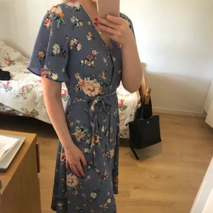 Klänning 34  - Jättefin klänning från Kappahl i storlek 34. Använd 1 gång 💕 Knytband i midjan som ger en väldigt fin figur, en riktig sommardröm  🥰