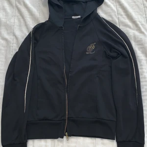 Zip up hoodie - Jag säljer en svart zip up hoodie. Har använt 2-3 gånger. Vet inte var den är från, fick den av farmor. Jag vet inte vilken storlek det är men den är väldigt tajt så jag gissar på xs. Det blir totalt 99kr med frakt. Man kan mötas upp, bara 45kr.🖤🙌