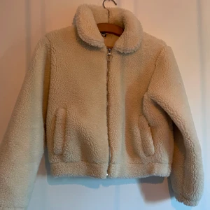 Teddyjacka  - Vit Teddy jacka, använd några få gånger.  Storlek:146/152 