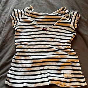 Odd Molly t-shirt - Skitsöt topp från odd Molly! Knappt använd. Storleklapp sak finns inte men skulle gissa på M🥰