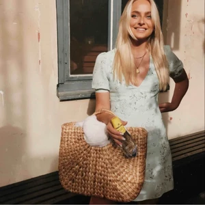 Sommarklänning - Världens sötaste klänning! Hänger tyvärr bara i garderoben. Lånade bilder av Alice stenlöf 