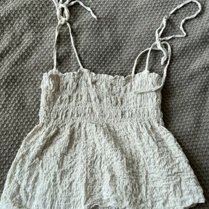 Zara topp - Jätte fin topp från zara, säljer pga flytt. KÖP INTE GENOM APPENS FUNKTIONER TAR BARA SWISH