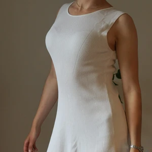 Massimo Dutti Vit klänning M - Vit klänning från det exklusiva märket Massimo Dutti, storlek M. Perfekt sommarklänning!! 😍 😍  Nyskick! 