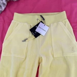 Juicy byxor  - Helt nya aldrig använda med lappen kvar! Kan byta mot andra och priset kan diskuteras!! Säljer de billigt för att behöver pengar snabbt!!