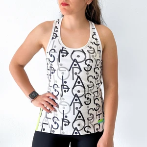 Adidas Dam Stellasport UV Protection All Over Print Linne - Storlek XS - Designad i samarbete med Stella McCartney, denna träningsväst för kvinnor har STELLASPORT boktryck genomgående.  climalite®-tyget leder bort fukt för att förhindra svett.  Modellen är 163 cm lång och bär vanligtvis XS/S. Utmärkt som helt nyskick