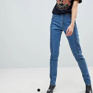 Tvåtonade blåa Vero Moda Tall jeans - Jeans med två olika blåa jeanstyger framtill, och den mörkare färgen på baksidan. Märke Vero Moda Tall, strl W26 L36. Råa kanter i slutet av byxbenet. Hög midja, raka ben. Är stor i storleken i midjan, passar mig som har strl 38. 