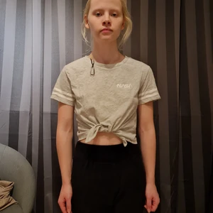 Croppad topp  - Croppad top med nasatryck och kan knyttas. 