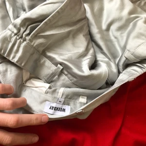 Silvriga kostym byxor  - Från WEEKDAY, dom är i herr model. Oversized  Bra stick 