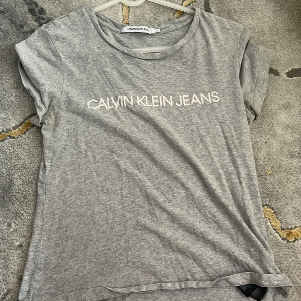 Grå Tshirt från Calvin klein storlek M. Använd fåtal gånger.. T-shirts.
