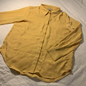 H&M skjorta - Gul, superhärlig flowy skjorta från H&M. Oanvänd, prislapp fortfarande kvar :)