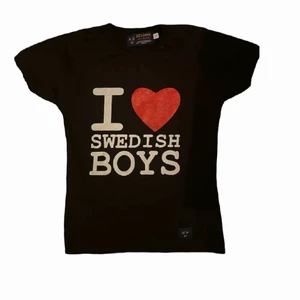 Baby tee - Skit snygga  baby tee med tryck finns Justin Bieber,  1D och i love swedish boys. Passar skit bra till allt nu i sommar. Aldrig använda! Stl 12 står det på lappen men passar mig som brukar ha xs-s i tröjor❤️