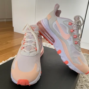 Nike Air Max 270 - Perfekta sommarsneakers i fina färger! Skorna är endast använda 1 gång & säljes för att dem tyvärr är för små. Kan skickas via spårbar post - köparen står då för frakten!