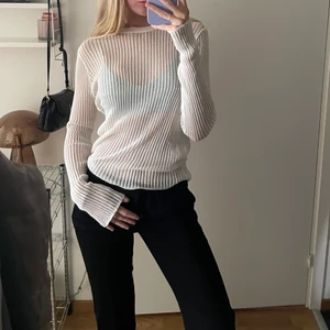 Zara topp - Funderar på att sälja denna populära slutsålda tröjan från Zara i storlek L (!! Jag brukar alltid ha xs/s i toppar och på mig sitter den lite oversized) den blir lite längre i armarna vilket jag bara tycker är snyggt. 💕 säljer vi bra bud då jag inte är säker på att jag vill sälja) aldrig använd
